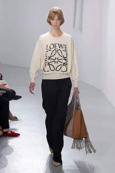 Look 16